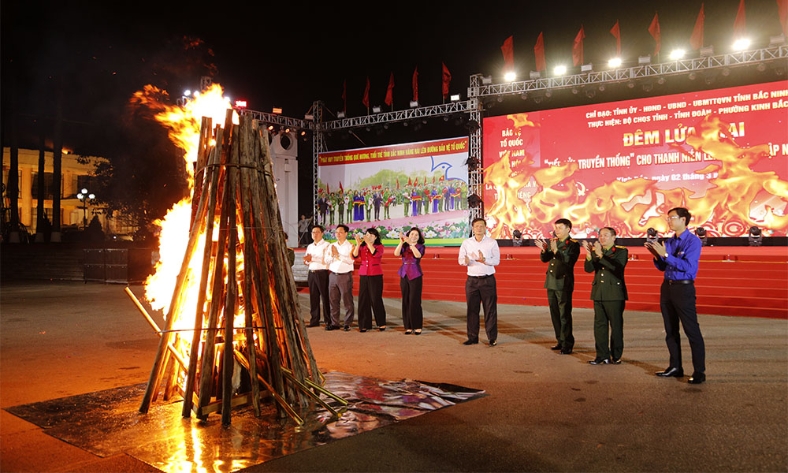  Bắc Ninh: Hào hùng đêm lửa trại “Tiếp lửa truyền thống” cho thanh niên lên đường nhập ngũ